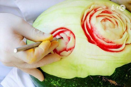 梦到口渴吃瓜,口渴解渴，瓜果飘香