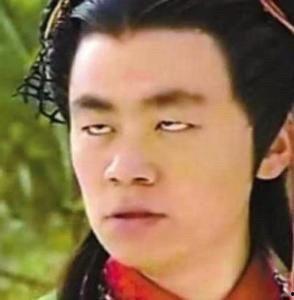 表演吃瓜的视频,一镜到底的吃瓜表演,笑料横生!