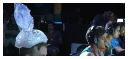 搞笑动作吃瓜图片,带你领略欢乐瞬间